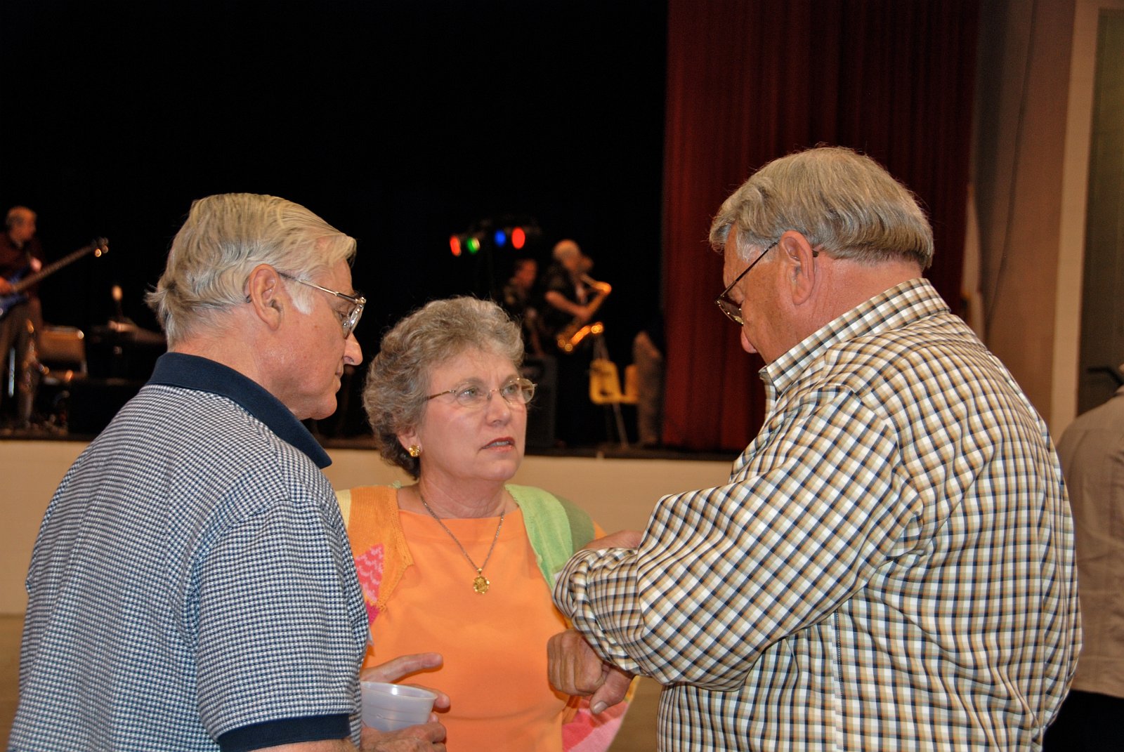 Phil Cranston '63 and his lovely bride Suzie chatting with George Rea Walker.JPG