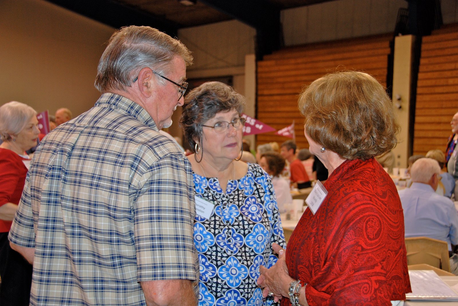 Robert Cranston, Dororthy Cranston chatting with Mary Lou Lee Mundy  '58 .JPG